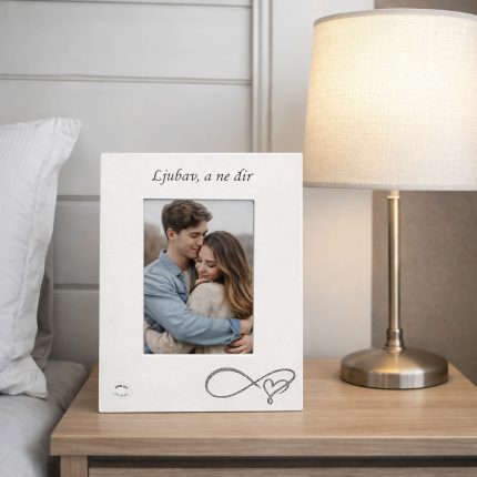 Drveni bijeli okvir za fotografije s rukom ispisanim imenima i ljubavnom porukom za mladence.