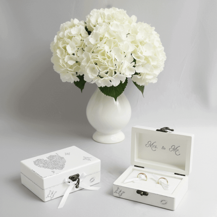 Bijela drvena kutija za prstenje – Mrs. & Mr.