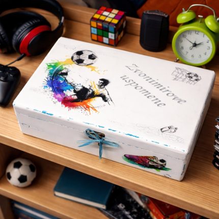 Bijela drvena kutija uspomena s motivom nogometaša i lopte, ručno ispisanim imenom Zvonimir, na polici u sobi.