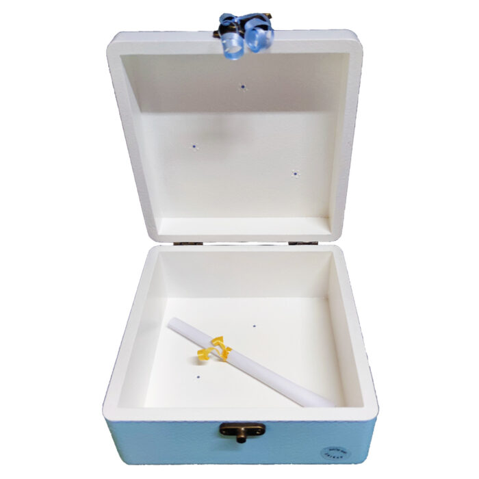 Personalizirana Kutija uspomena poklon je za sv. Krizmu/Potvrdu. Kutija je ručni rad, nosi rukom pisan i pomno odabran citat baš za osobu kojoj darujete