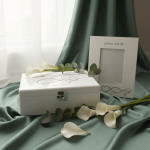 Personalizirana kutija uspomena za vjenčanje i okvir za fotografiju s romantičnim motivima, bijeli dekor s kallama i eukaliptusom.