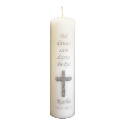 Bijela haljina i upaljena krsna svijeća očituju duhovne učinke sakramenta krštenja. Naručite personaliziranu krsnu svijeću sa ispisom imena i datuma.