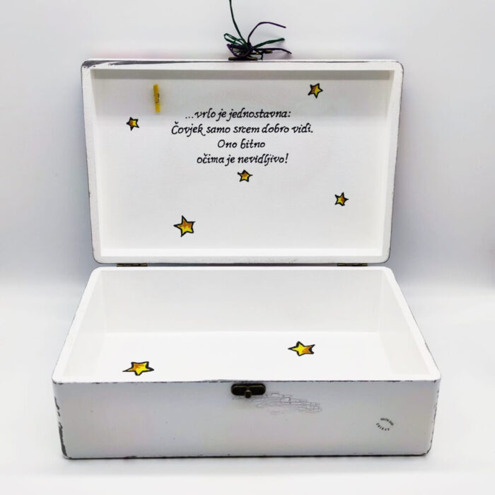 Personalizirana Kutija uspomena poklon je za krštenja. rođenja djeteta. Kutija je ručni rad, nosi rukom pisan i pomno odabran citat baš za osobu kojoj darujete