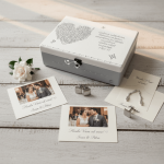 Personalizirana kutija uspomena za mladence – poklon za vjenčanje s motivom srca i biblijskim citatom o ljubavi, izrađena ručno s mogućnošću dodavanja imena mladenaca i datuma vjenčanja.