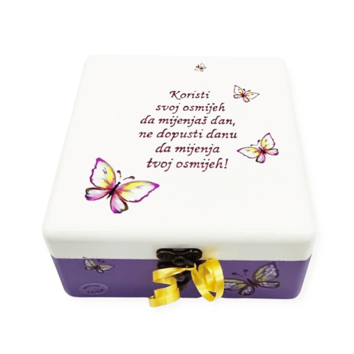 Personalizirana Kutija uspomena poklon je za krštenja. rođenja djeteta. Kutija je ručni rad, nosi rukom pisan citat baš za osobu kojoj darujete
