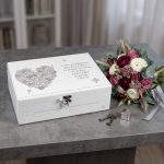 Personalizirana kutija uspomena za mladence – poklon za vjenčanje s motivom srca i biblijskim citatom o ljubavi, izrađena ručno s mogućnošću dodavanja imena mladenaca i datuma vjenčanja.