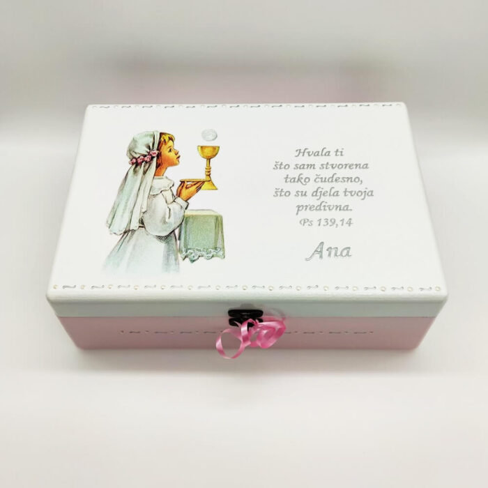 Personalizirana kutija savršeni je poklon za Pričest, rođendane. Ručni rad, nosi rukom pisan i pomno odabran citat baš za osobu kojoj darujete