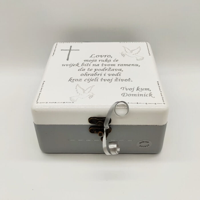 Personalizirana Kutija uspomena poklon je za krizmu, sv. pričest. Kutija je ručni rad, nosi rukom pisan citat baš za osobu kojoj darujete