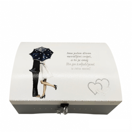 Personalizirana Kutija uspomena poklon je za vjenčanje, godišnjice. rođendane. Kutija je ručni rad, nosi rukom pisan i pomno odabran citat.