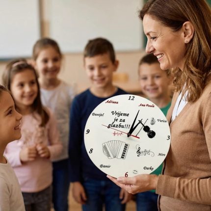 personalizirani pokloni za učiteljice – zidni sat s imenima učenika