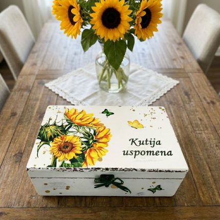 Personalizirana kutija uspomena dekorirana decoupage tehnikom s rukom ispisanim tekstom poklon za rođendan i posebne prigode.