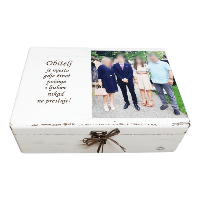 Personalizirana Kutija uspomena poklon je za godišnjicu braka. Kutija je ručni rad, nosi rukom pisan i pomno odabran citat baš za osobu kojoj darujete