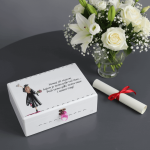 personalizirana kutija za diplomu s ilustracijom djevojke u togi i citatom o životnom putu