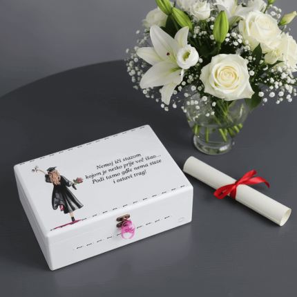 personalizirana kutija za diplomu s ilustracijom djevojke u togi i citatom o životnom putu