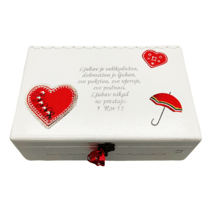 Personalizirana Kutija uspomena poklon je za djevojačku večer. Kutija je ručni rad, nosi rukom pisan i pomno odabran citat baš za osobu kojoj darujete