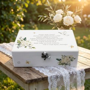 Personalizirana bijela kutija uspomena za krizmu s rukom pisanim tekstom i cvjetnim motivima