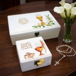 Personalizirane kutije uspomena za Prvu Pričest – unikatni poklon s rukom pisanim tekstom, idealan za sakrament svete pričesti.