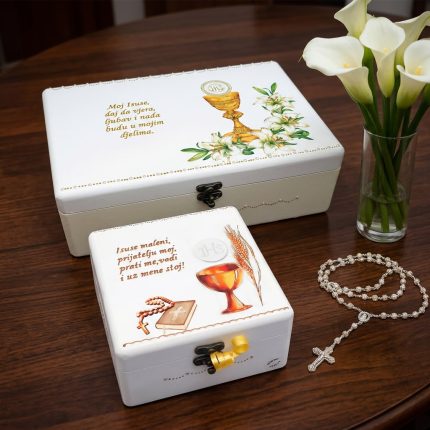 Personalizirane kutije uspomena za Prvu Pričest – unikatni poklon s rukom pisanim tekstom, idealan za sakrament svete pričesti.