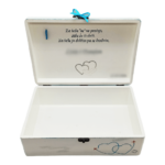 Personalizirana Kutija uspomena poklon je za vjenčanje. Kutija je ručni rad, nosi rukom pisan i pomno odabran citat baš za osobu kojoj darujete