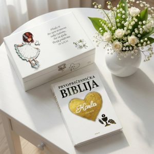Personalizirani poklon set za Prvu pričest Biblija sa zlatnim srcem i drvena kutija uspomena s motivom djevojčice