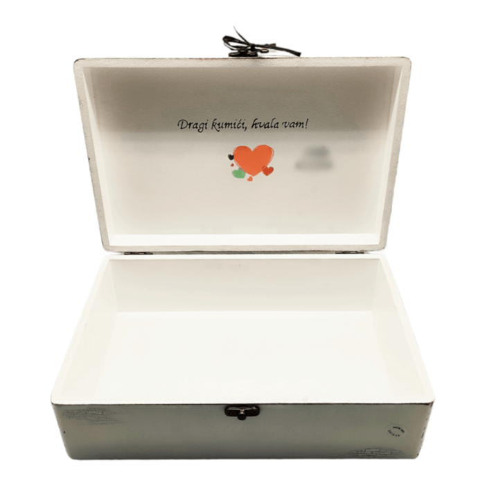 Kutija je ručni rad, nosi rukom pisan i pomno odabran citat baš za osobu kojoj darujete