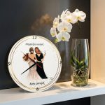 Zidni sat je unikat. ne samo zato što je ručni rad, već i zato što nosi rukom pisan i pomno odabran citat.