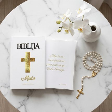 Luksuzna bijela Biblija sa zlatorezom i personaliziranim posvetom za krizmu, poklon od kuma.
