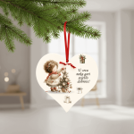 božićni drveni ukras u obliku srca s djevojčicom koja kiti bor i natpisom „U srcu neka gori svjetlo dobrote“