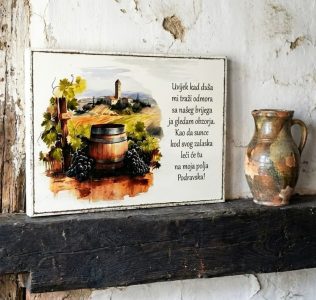 Rustikalna drvena slika za zid konobe s motivom vinske loze i natpisom o vinu u stilu shabby chic.