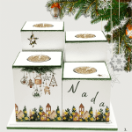 adventski svijećnjak s zelenim motivima kućica i borova