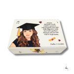 personalizirana kutija za diplomu s ilustracijom djevojke u togi i citatom o životnom putu