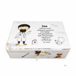 Drvena kutija uspomena za diplomu s detaljima fakulteta i datumom promocije