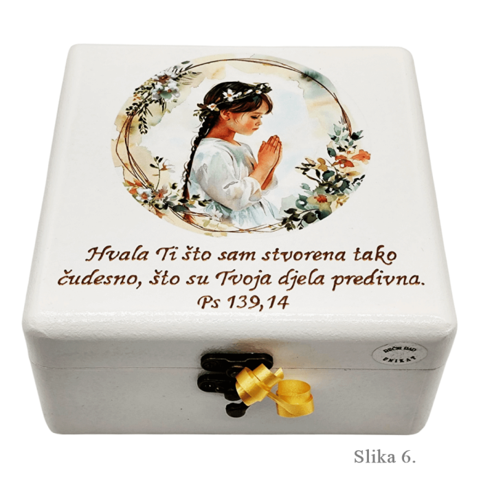 Personalizirane kutije uspomena za prvu pričest s motivima anđela i rukom pisanim tekstom – poklon koji čuva svete uspomene.