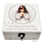 Personalizirane kutije uspomena za prvu pričest s motivima anđela i rukom pisanim tekstom – poklon koji čuva svete uspomene.
