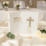 personalizirana Biblija kao poklon za vjenčanje s imenom obitelji i zlatnim križem na koricama