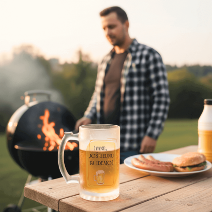 personalizirana krigla za pivo s natpisom “Ivane, još jednu pa idemo!” na stolu uz roštilj