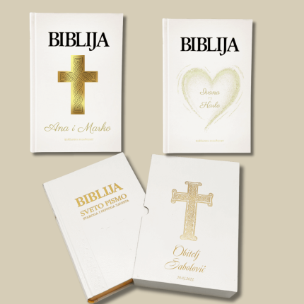Tražite idealan poklon za vjenčanje? Naša Personalizirana Biblija jedinstveni je dar koji spaja ljepotu, duhovnost i trajne uspomene. Ova prekrasna Biblija dolazi u velikom formatu, s tvrdim uvezom i zlatorezom. Posebnost je u personalizaciji – na kutiju zlatnim slovima ispisujemo ime mladenaca, obitelji ili osobe koju darujete, ovisno o prigodi.