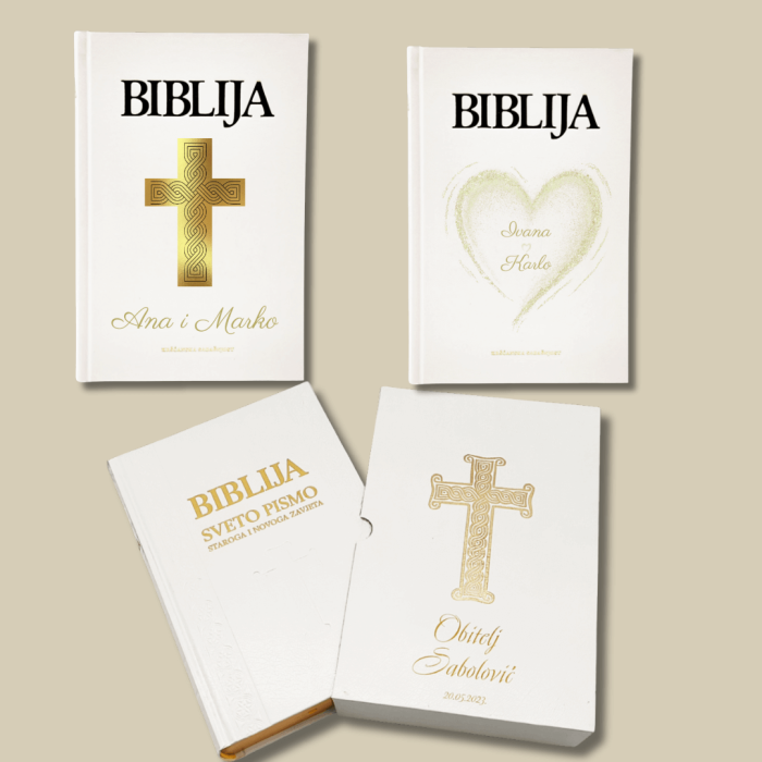 Tražite idealan poklon za vjenčanje? Naša Personalizirana Biblija jedinstveni je dar koji spaja ljepotu, duhovnost i trajne uspomene. Ova prekrasna Biblija dolazi u velikom formatu, s tvrdim uvezom i zlatorezom. Posebnost je u personalizaciji – na kutiju zlatnim slovima ispisujemo ime mladenaca, obitelji ili osobe koju darujete, ovisno o prigodi.
