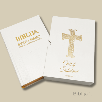 Tražite idealan poklon za vjenčanje? Naša Personalizirana Biblija jedinstveni je dar koji spaja ljepotu, duhovnost i trajne uspomene. Ova prekrasna Biblija dolazi u velikom formatu, s tvrdim uvezom i zlatorezom. Posebnost je u personalizaciji – na kutiju zlatnim slovima ispisujemo ime mladenaca, obitelji ili osobe koju darujete, ovisno o prigodi.