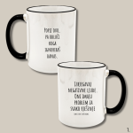 žena drži šalicu s porukom “Popij ovo, pa odluči koga ignoriraš danas” u ugodnom dnevnom boravku