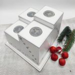 adventski svijećnjak bijeli s natpisima Mir Nada Ljubav Radost – ručni rad s rukom pisanim tekstom