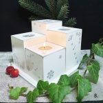 adventski svijećnjak bijeli sa srebrnim pahuljama – ručni rad s rukom pisanim tekstom NADA RADOST LJUBAV VJERA