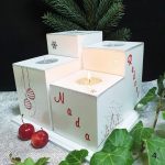 adventski svijećnjak s crvenim kuglicama i zlatnim borićima – hrvatski ručni rad, rukom pisane poruke