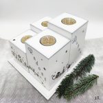 adventski svijećnjak bijeli sa zlatno-srebrnim detaljima i motivima zvjezdica – rukom pisani tekst LJUBAV MIR NADA RADOST