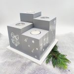 adventski svijećnjak u sivo-bijelim tonovima – ručni rad s rukom pisanim tekstom NADA RADOST LJUBAV VJERA