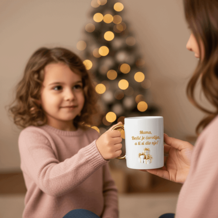 Božićna šalica s natpisom “Mama, Božić je čarolija, a ti si dio nje!” – personalizirani poklon za mamu, ručni rad Poklon Dobra Ideja.