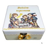 Božićna kutija uspomena s motivom svete obitelji i dječice – ručni rad s rukom pisanim tekstom