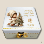 Božićna kutija uspomena s djevojčicom uz bor, tekstom “Dar Božji, najveće čudo našeg života” i imenom Karla – personalizirani poklon za dijete.