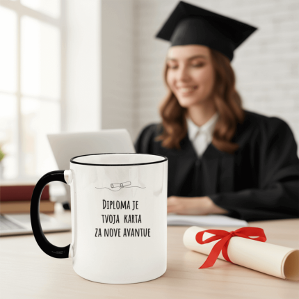 personalizirana šalica za diplomu s natpisom “Diploma je tvoja karta za nove avanture” uz diplomanticu u pozadini