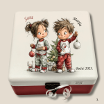 Personalizirana božićna kutija uspomena za dvoje djece – Sara i Matija, ilustracija djece uz bor, tekst Božić 2025.